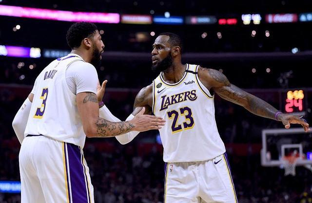  詹姆斯复出砍下赛季新高分  